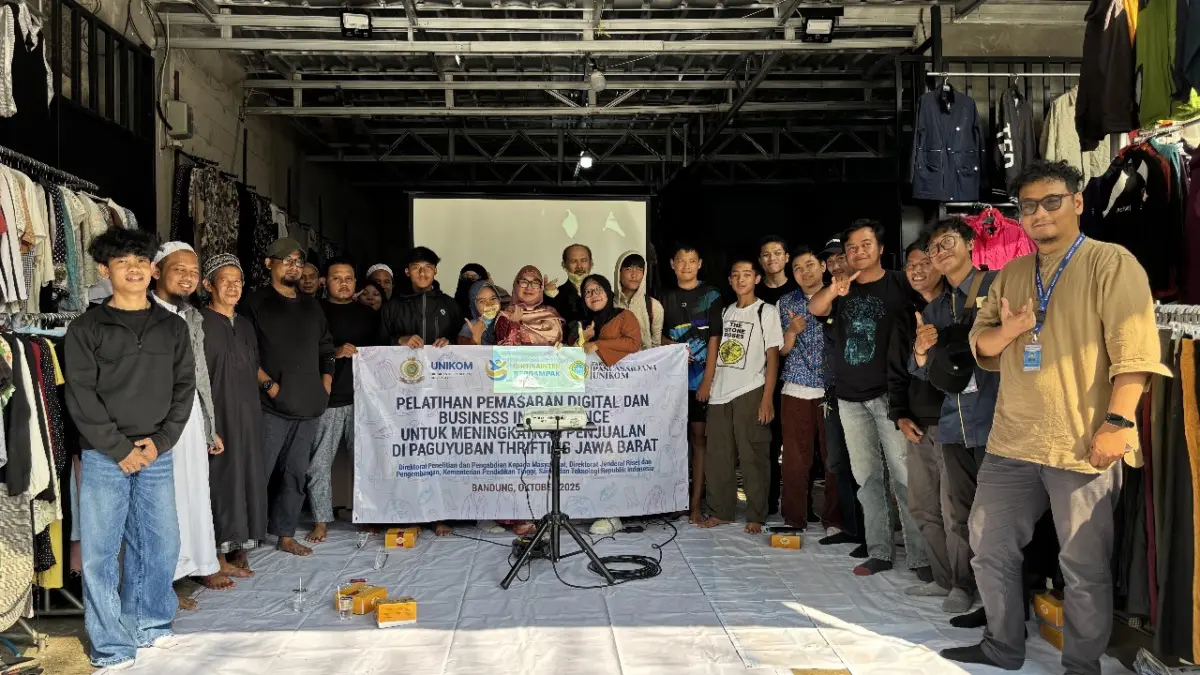Unikom Berikan Pengetahuan Pemasaran Digital untuk Palaku Usahan Thrifting Unikom membuat gebrakan baru dengan mengadakan pelatihan pemasaran digital dan Buseness Intelegent untuk beri