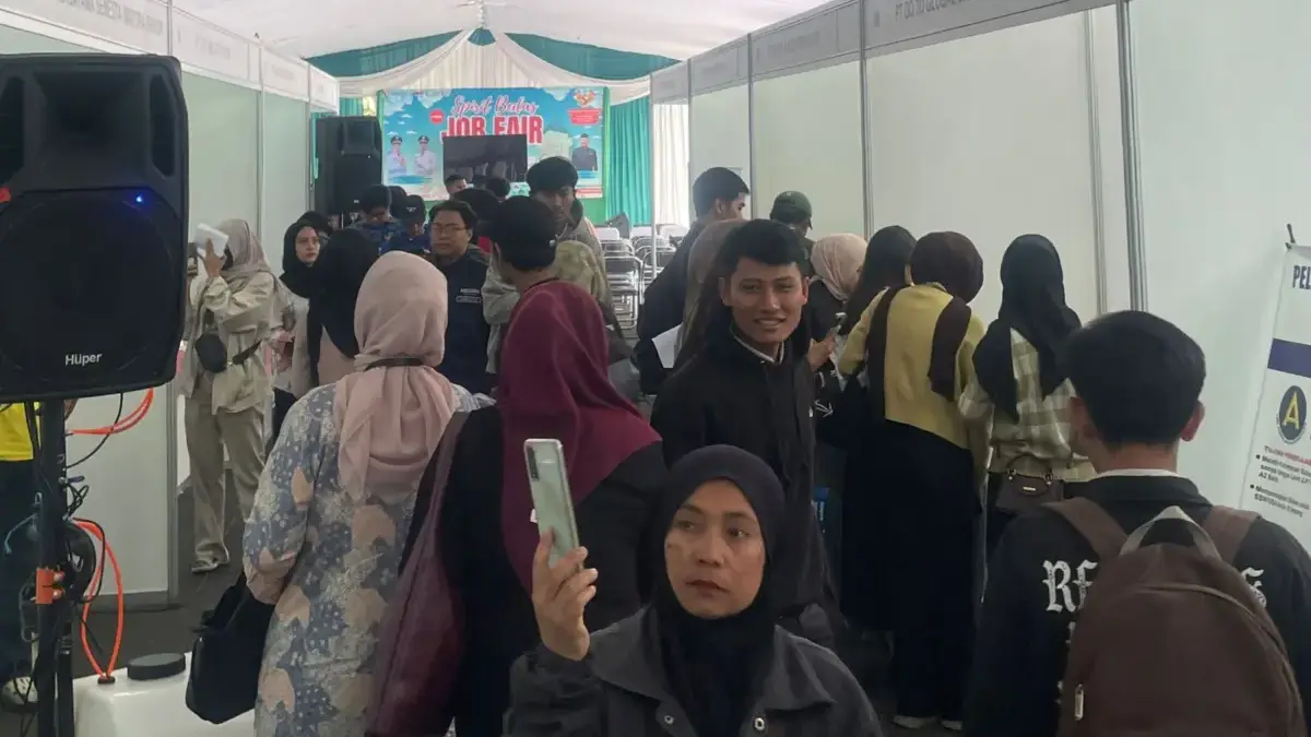 Para pencari kerja (Pencaker) di acara Jobfair yang berlangsung di komplek Pemkab Bandung, Rabu (1/10/2025). F