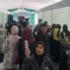 Para pencari kerja (Pencaker) di acara Jobfair yang berlangsung di komplek Pemkab Bandung, Rabu (1/10/2025). F