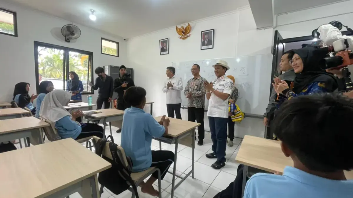 Bupati Bandung Dadang Supriatna bersama Dirjen Prasarana Strategis Kementerian Pekerjaan Umum (PU), Bisma Stan