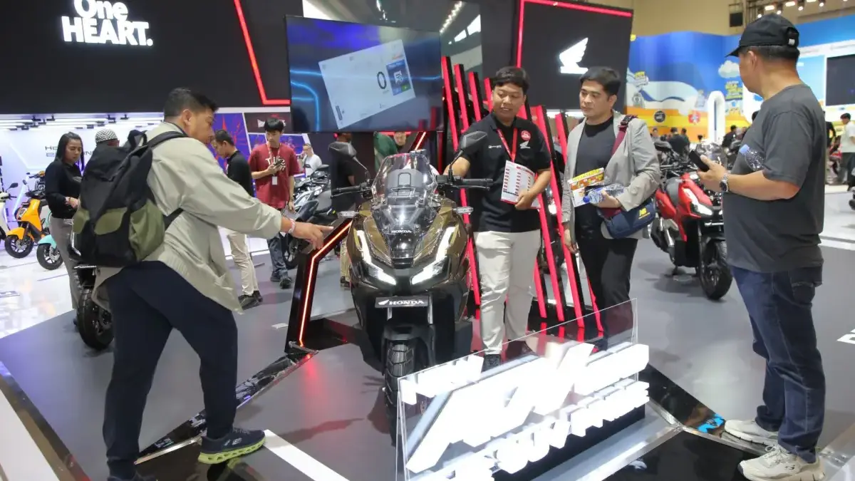 New Honda ADV160 tampil memikat di booth Honda IMOS 2025 dan menjadi pusat perhatian pengunjung yang tertarik