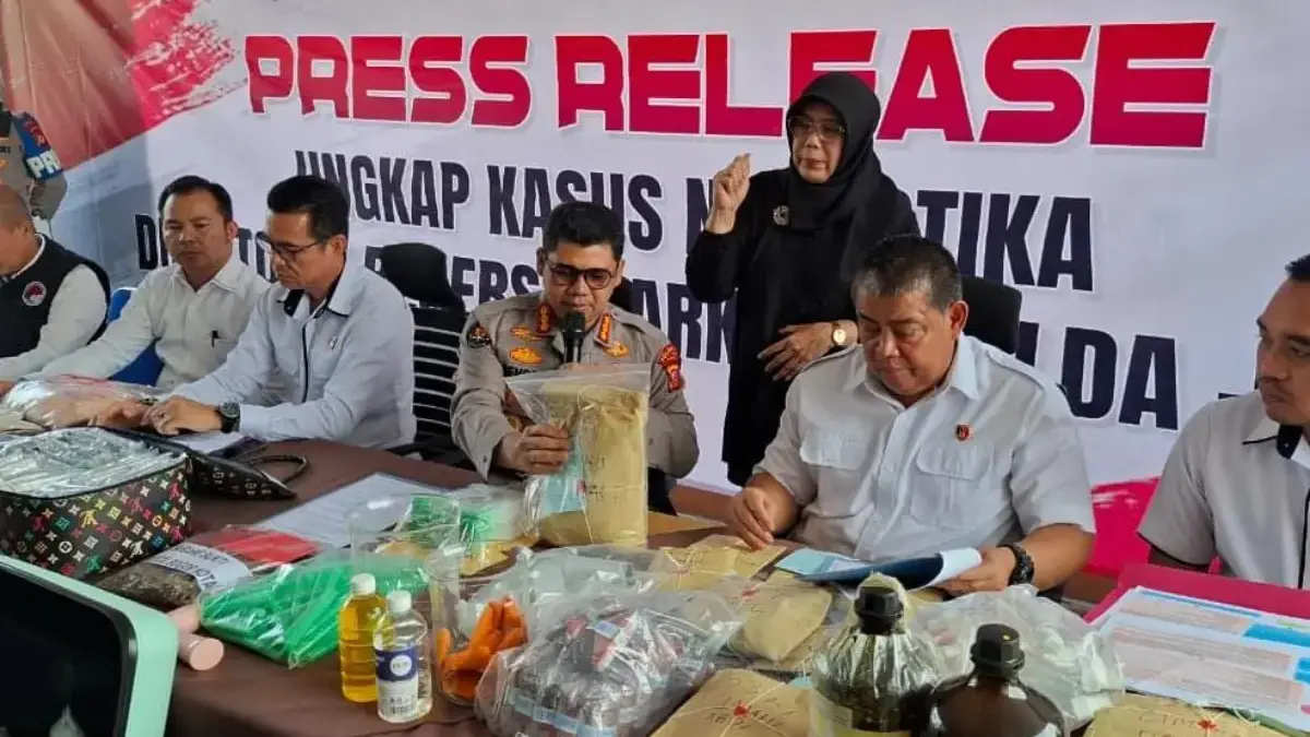Ist. Polda Jabar saat ungkap peredaran narkoba dengan modus baru di Jawa Barat. Humas Polda Jabar.