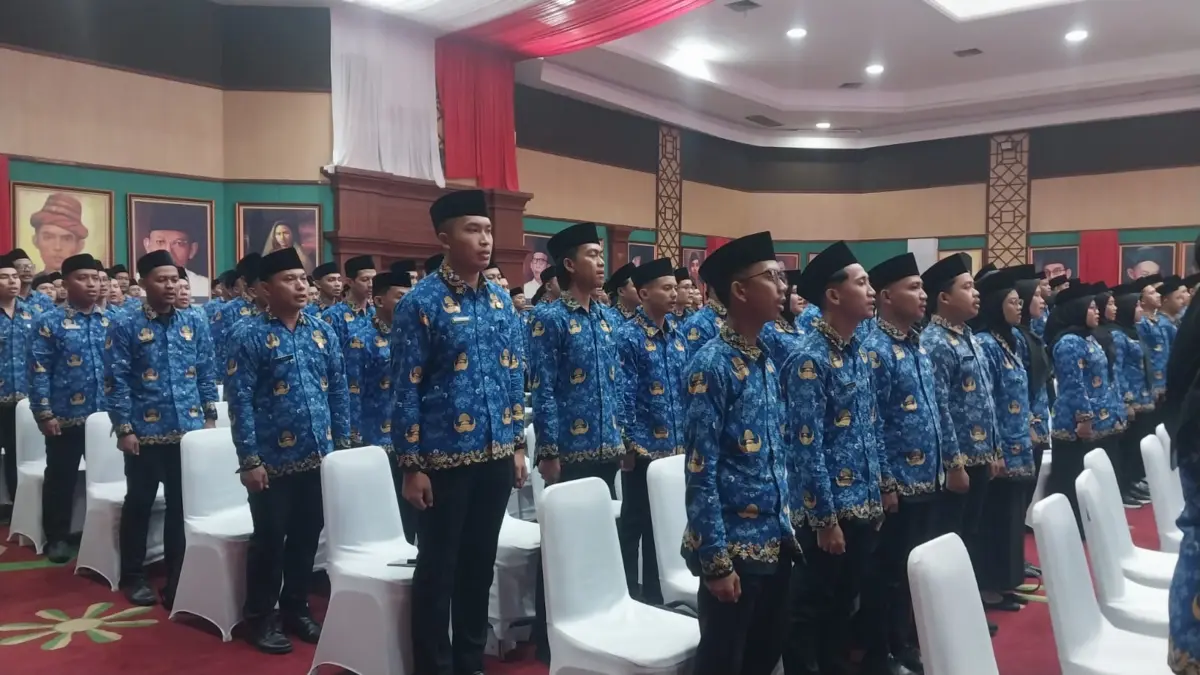Para Pegawai Pemerintah dengan Perjanjian Kerja (PPPK) Penuh Waktu saat mengikuti prosesi pelantikan di Gedung