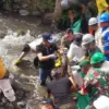 Menteri Lingkungan Hidup Hanif Faisol Nurofiq saat membersihkan Hulu DAS Ciliwung. Foto: Regi