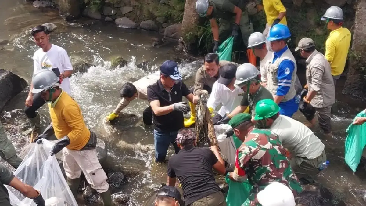 Menteri Lingkungan Hidup Hanif Faisol Nurofiq saat membersihkan Hulu DAS Ciliwung. Foto: Regi
