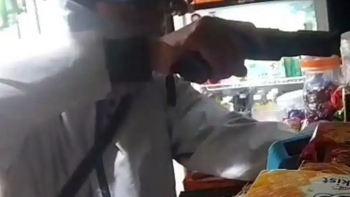 Diduga Gunakan Senpi, Aksi Pria Palak Warung Kelontong di Dayeuhkolot Terekam CCTV Diduga Gunakan Senpi, Aksi Pria Palak Warung Kelontong di Dayeuhkolot Terekam CCTV