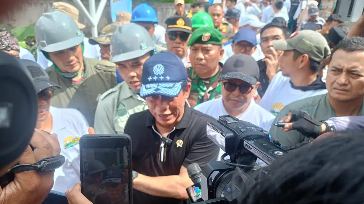 Menteri LH Ajak Masyarakat Rawat Aliran Sungai Ciliwung: Masa Tidak Bisa Bersihkan Menteri Lingkungan Hidup Hanif Faisol Nurofiq saat memberikan keterangan di Cisarua, Kabupaten Bogor, pada Jum