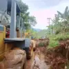 Alat berat diturunkan untuk membersihkan material lumpur sisa longsoran yang terjadi di di Jalan Curug Cinulan