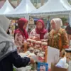 Kepala Dinas Perikanan dan Peternakan (Diskanak) Kabupaten Bogor, Nurhayanti saat mengunjungi stand UMKM. Foto