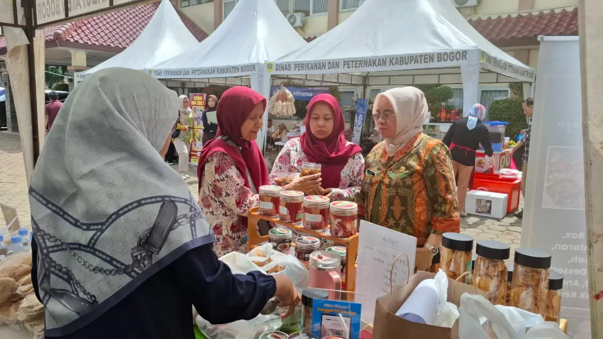 Kepala Dinas Perikanan dan Peternakan (Diskanak) Kabupaten Bogor, Nurhayanti saat mengunjungi stand UMKM. Foto