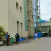 Dok. Lokasi kejadian seorang pekerja di RS Santosa, Kopo, Kota Bandung yang terpleset dari lantai 5 Gedung. Fo