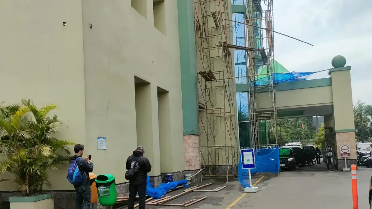 Dok. Lokasi kejadian seorang pekerja di RS Santosa, Kopo, Kota Bandung yang terpleset dari lantai 5 Gedung. Fo