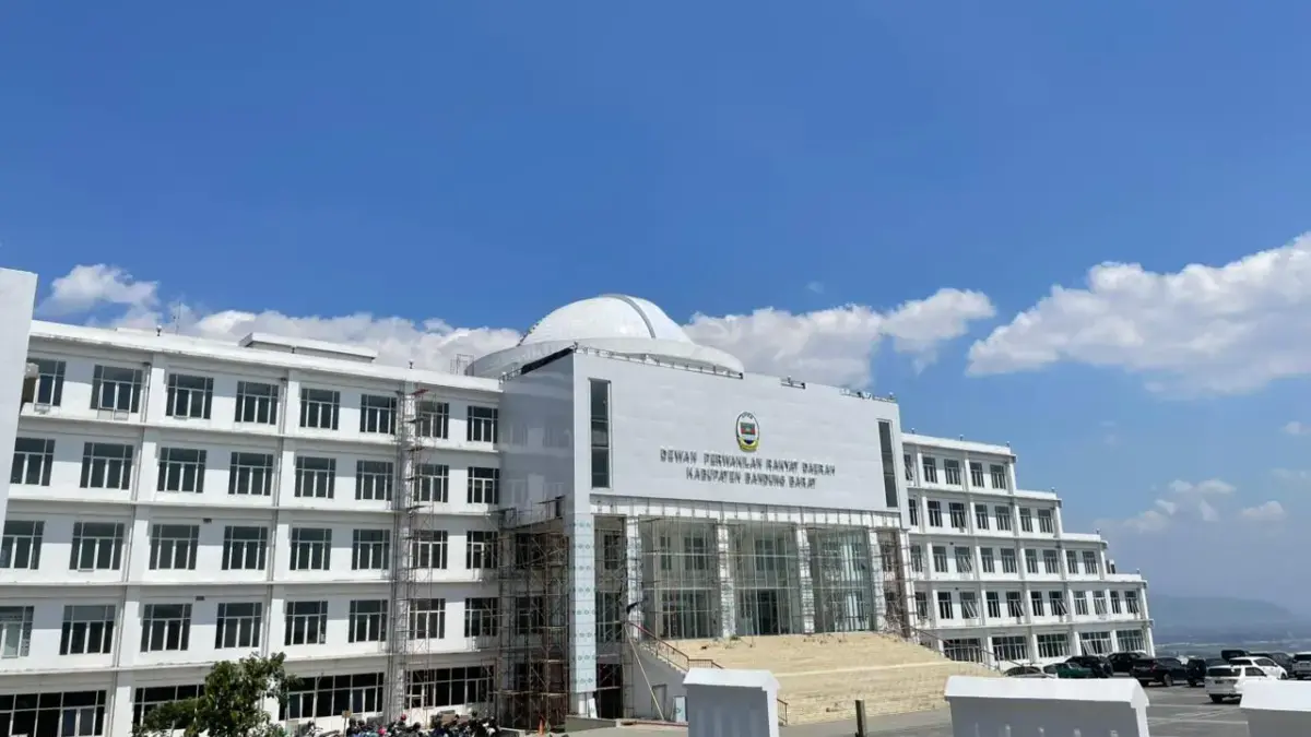 Awasi Birokrasi, Komisi I DPRD KBB Bentuk Pos Pengaduan Gedung DPRD Bandung Barat di Jalan Raya Padalarang-Cisarua, Kecamatan Ngamprah. Dok Jabar Ekspres/Suwitno