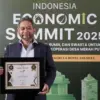Telkom Raih The Best State Owned Enterprise 2025 dalam Ajang “Indonesia Economic Summit 2025” VP Sustainability Telkom Gunawan Wasisto saat menyerahkan bantuan berupa rumah penyemaian (greenhouse) kepada