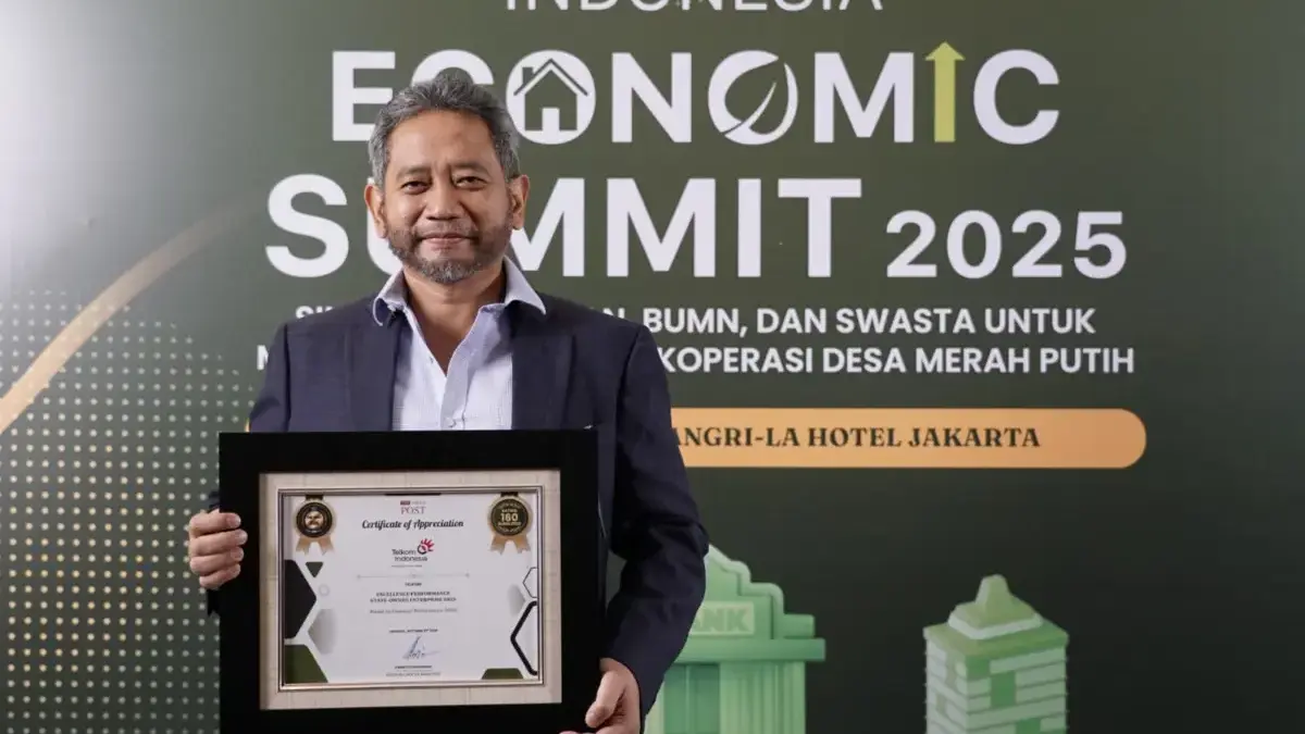 Telkom Raih The Best State Owned Enterprise 2025 dalam Ajang “Indonesia Economic Summit 2025” VP Sustainability Telkom Gunawan Wasisto saat menyerahkan bantuan berupa rumah penyemaian (greenhouse) kepada