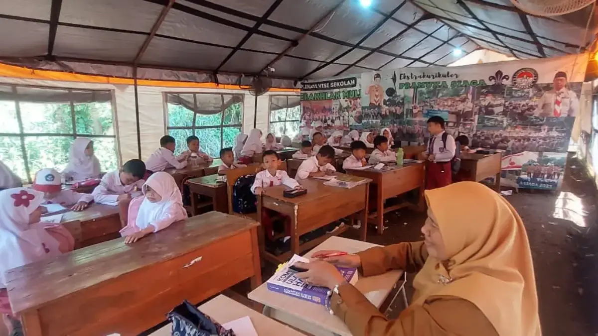 Belajar di Bawah Tenda, Semangat Siswa SDN Kencana 1 Bogor Tak Surut di Tengah Renovasi Sekolah 