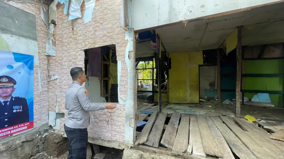 Rawat Ibu Stroke di Rumah Bocor, Ujang dapat Bantuan Bedah Rumah dari Polresta Bandung Rawat Ibu Stroke di Rumah Bocor, Ujang dapat Bantuan Bedah Rumah dari Polresta Bandung