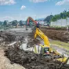 Ekskavator Normalisasi Situ Ciburuy Ambles ke Lumpur, Warga Khawatir Tanah Longsor