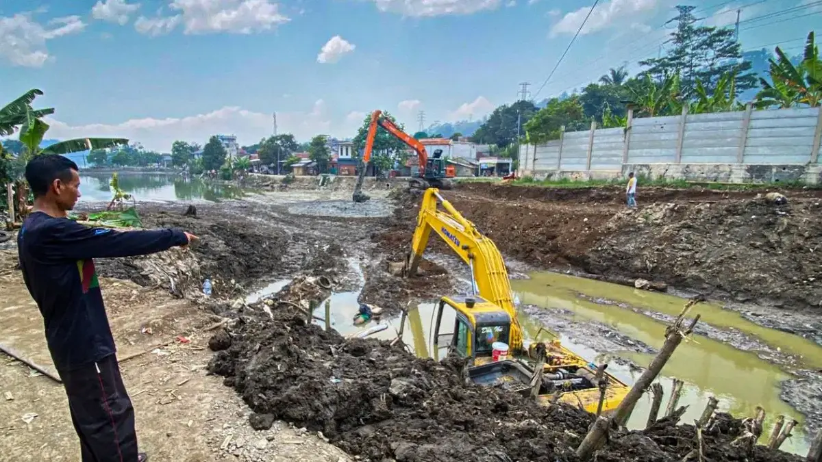 Ekskavator Normalisasi Situ Ciburuy Ambles ke Lumpur, Warga Khawatir Tanah Longsor Ekskavator Normalisasi Situ Ciburuy Ambles ke Lumpur, Warga Khawatir Tanah Longsor