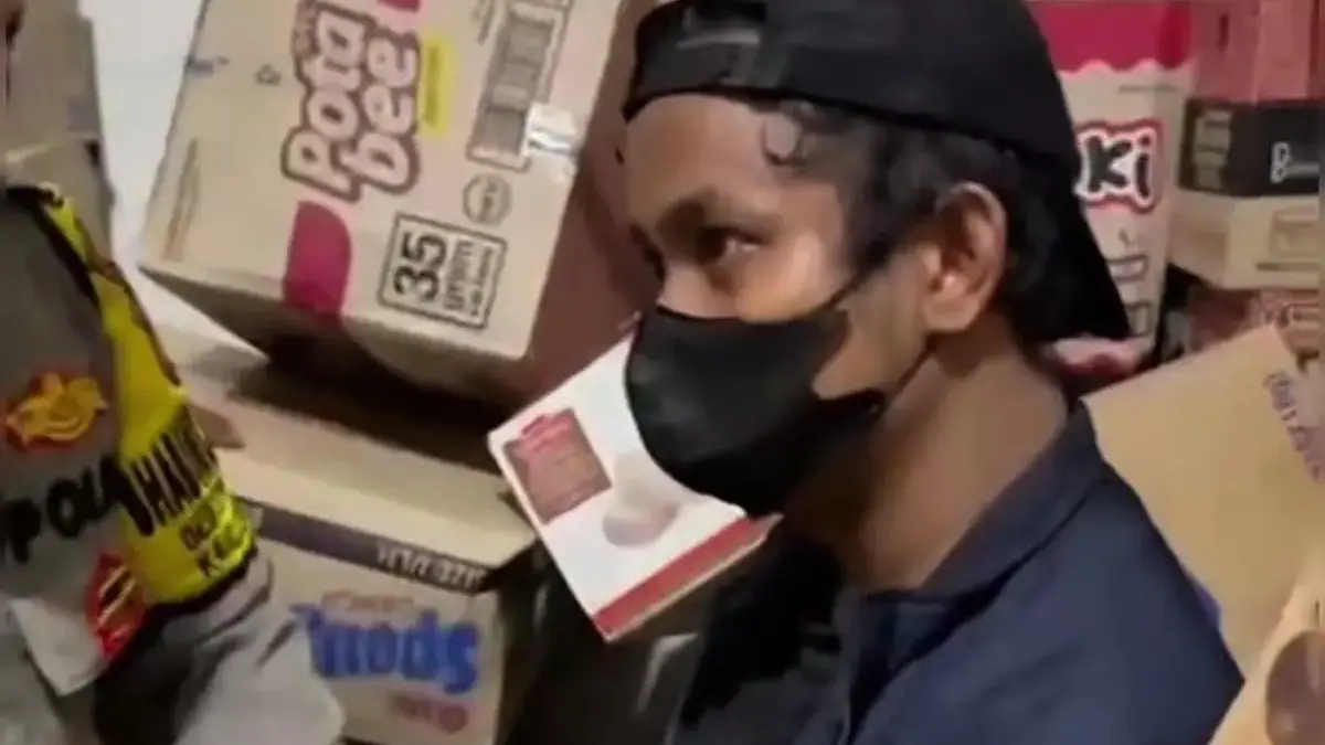 Sembunyi di Antara Dus Makanan, Maling Warung di Sukaraja Bogor Tertangkap Basah Maling warung sembako di Sukaraja, TF (26) saat tertangkap tangan oleh pihak kepolisian di antara dus makanan.