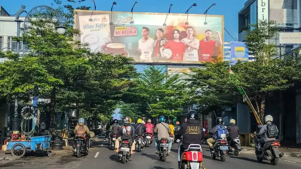Satpol PP Kota Bandung Gencar Tertibkan Reklame Tak Berizin di Median Jalan: Targetkan 14 Dibongkar hingga Akh Ilustrasi reklame di Kota Bandung (Dimas/Jabarekspres)