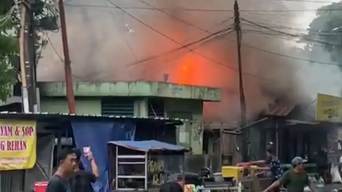 Si Jago Merah Lahap Sebuah Warung Nasi di Dayeuhkolot Bandung, Api Berhasil Dipadamkan! Asap Tebal di Dayeuhkolot, Satu Warung Nasi Ludes Terbakar