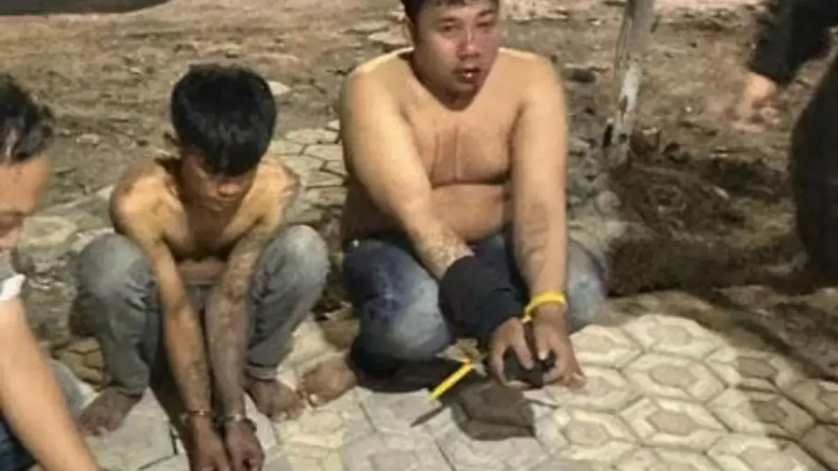 Ist. Tangkap layar dua Pria di Buahbatu saat diamankan usai aksi pencuriannya dipergoki warga. Istimewa.