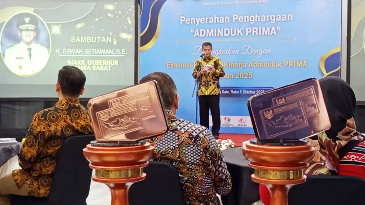 Wagub Jabar Dorong Layanan Adminduk Jemput Bola, Bayi Lahir Langsung Terima Akta Wagub Erwan saat menyampaikan arahannya terkait layanan Adminduk di Gedung Sate