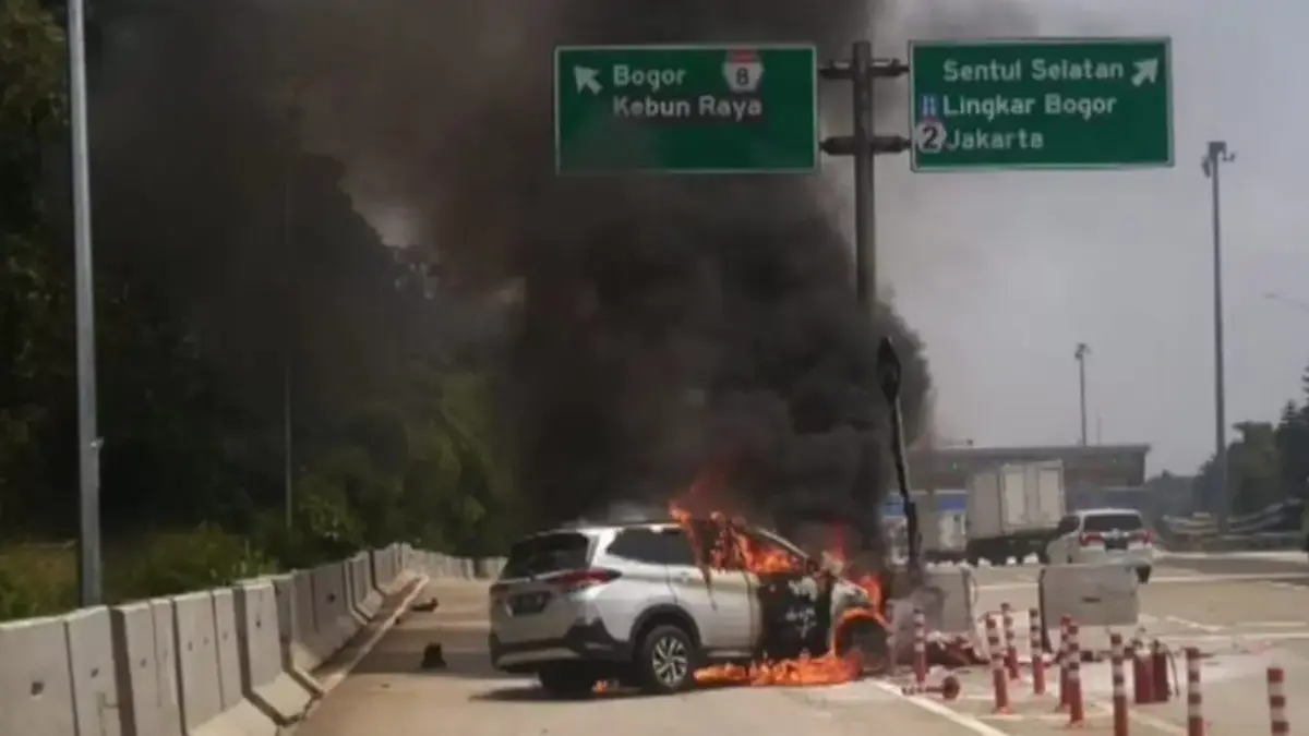 Ngeri! Mobil Terbakar di Gerbang Tol Ciawi, Kerugian Capai Rp130 Juta Mobil Terbakar di Gerbang Tol Ciawi Bogor, Diduga Akibat Kecelakaan Tunggal