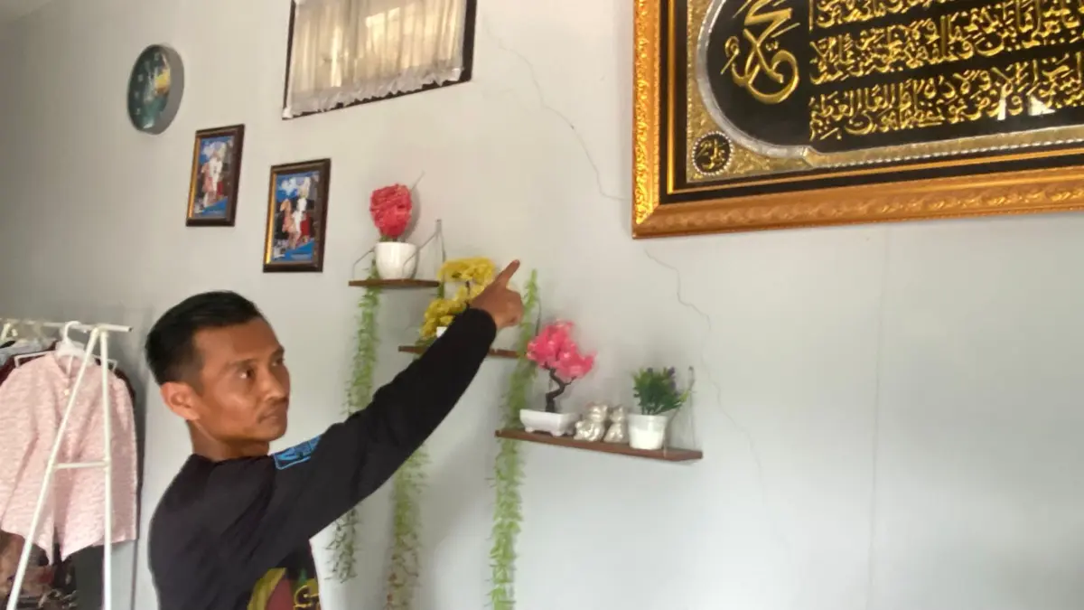 Warga Ciburuy Keluhkan Rumah Retak Imbas Aktivitas Ekskavator