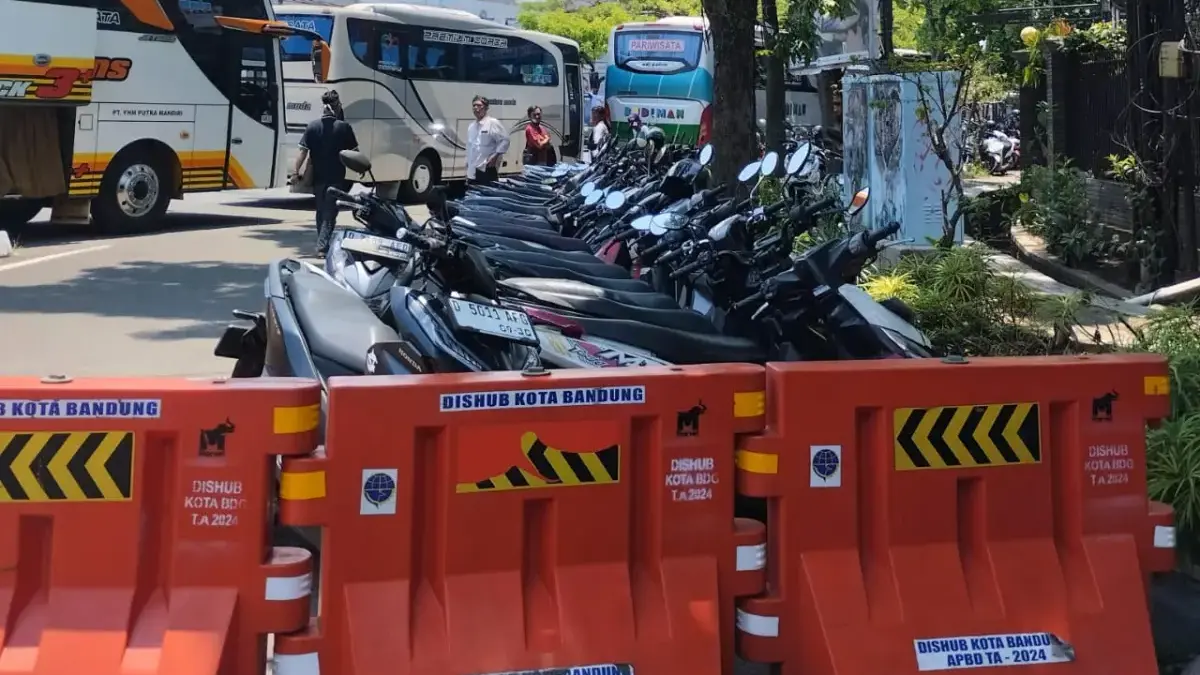 Deretan kendaraan terpakir liar di bahu jalan di Buah Batu, Kota Bandung, Kamis (9/10). Foto: Dimas Rachmatsya
