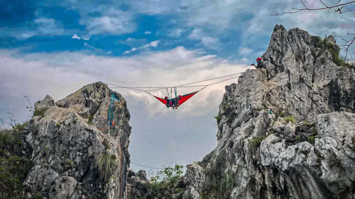Di Antara Tebing Purba dan Hammock di Langit, Hawu Pabeasan Menyimpan Cerita Alam serta Perlawanan Sejumlah wisatawan tampak menikmati sensasi hammocking dan memanjat tebing di kawasan wisata alam Hawu Pabeasa