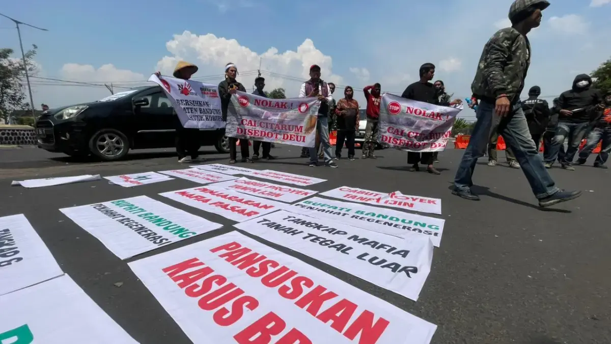 Sejumlah massa dari berbagai kelompok yang masuk dalam Aliansi Masyarakat Kabupaten Bandung menggelar aksi unj