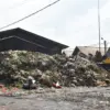 Operator mengoperasikan alat berat untuk mengangkut sampah di tumpukan sampah di Pasar Induk Caringin, Kota Ba