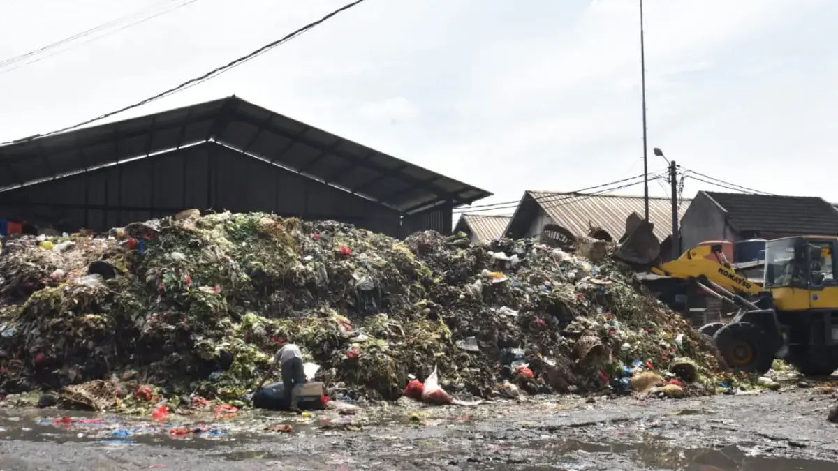 Respons Sikap Pemprov Soal Sampah Pasar Caringin, Walhi Jabar Sorot Tanggung Jawab Pengelola Operator mengoperasikan alat berat untuk mengangkut sampah di tumpukan sampah di Pasar Induk Caringin, Kota Ba