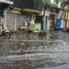 Pengendara terjebak genangan air di Jalan Sudirman, Kota Bandung. Foto: Dimas Rachmatsyah / Jabar Ekspres