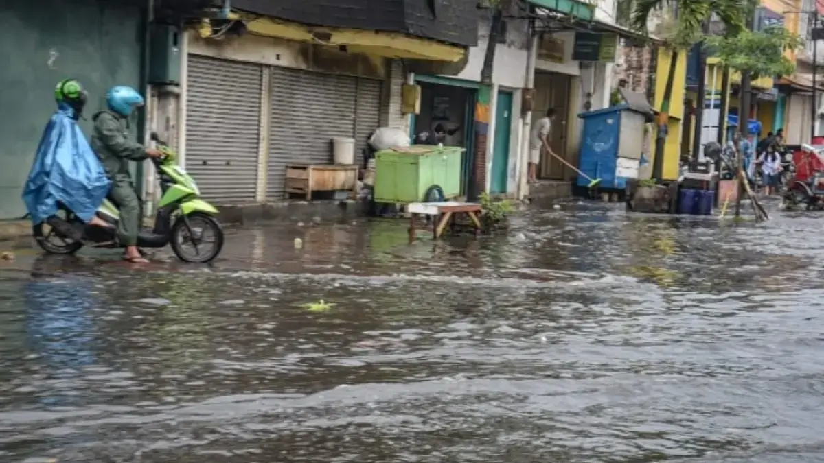 Pengendara terjebak genangan air di Jalan Sudirman, Kota Bandung. Foto: Dimas Rachmatsyah / Jabar Ekspres