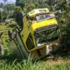truk box bernopol D 8634 DL terperosok ke jurang sedalam 10 meter di Jalan Cihanjuang Rahayu, Kecamatan Parong