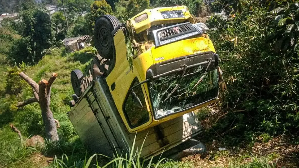 Medan Curam dan Minim Penerangan, Truk Box Terperosok di Jalur Ekstrem Parongpong truk box bernopol D 8634 DL terperosok ke jurang sedalam 10 meter di Jalan Cihanjuang Rahayu, Kecamatan Parong