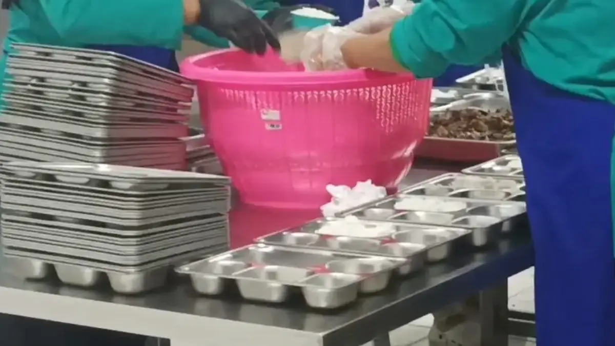 Ilustrasi dapur Sentra Pangan Pemberi Gizi (SPPG) di Kota Bogor saat menyiapkan pangan untuk program Makan Ber