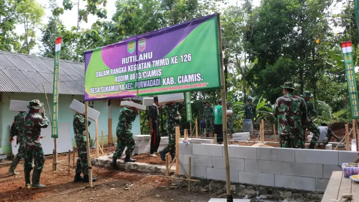 Satgas TMMD Ke-126 Rehabilitasi Rumah Warga di Desa Sukamulya