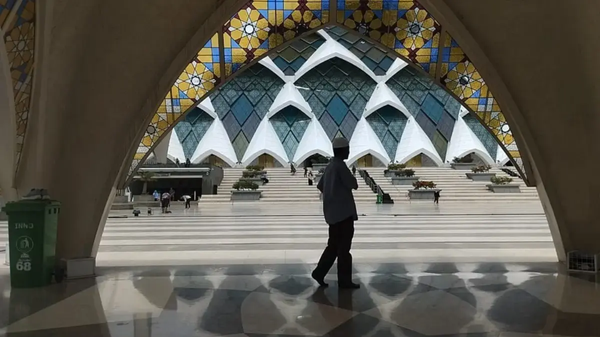 Masjid Al Jabbar Ikonik, Jawa Barat jadi Peringkat Pertama Wisata Ramah Muslim Warga berjalan di pelataran Masjid Raya Al Jabbar, Gedebage, Kota Bandung, Jumat (10/10). Foto: Dimas Rachmats
