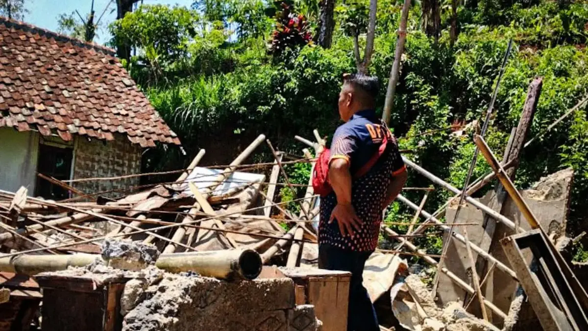 Diterjang Angin dan Hujan, Rumah Eulis Runtuh di Tengah Malam