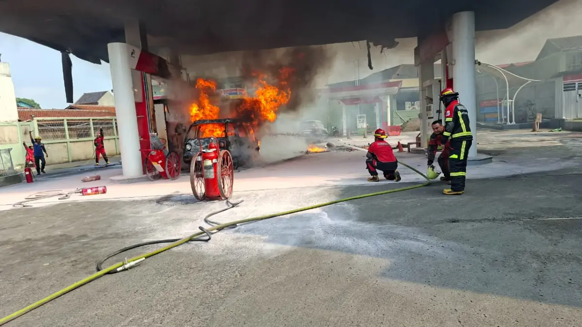 Damkar Petakan Titik Rawan, Permukiman Padat di Cimahi Rentan Kebakaran Petugas Damkar saat memadamkan kobaran api di SPBU Leuwi gajah Cimahi Selatan (Dok. Damkar Cimahi)