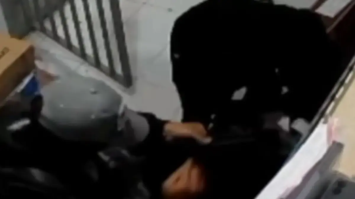 Dua orang tak dikenal (OTK) nekat membobol sebuah tempat gadai di Jalan Raya Katapang, Kecamatan Katapang, Kab