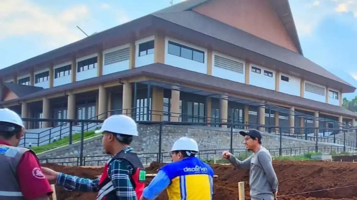 Proyek Gedung Pencak Silat Jabar Jadi Temuan BPK Dua Tahun Berturut-turut Kadis Perkim Jawa Barat Indra Maha (dua dari kanan)saat meninjau proyek Pusat Pencak Silat. (Dok Perkim)