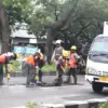 PERBAIKI JALAN: Sejumlah petugas saat memperbaiki jalan yang rusak di Kota Bandung. Pembangunan infrastruktur