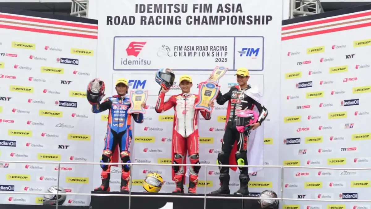 AHM_AP250_01: Fadillah Arbi Aditama (tengah) berhasil raih podium pertama di kelas AP250 pada race kedua di ge