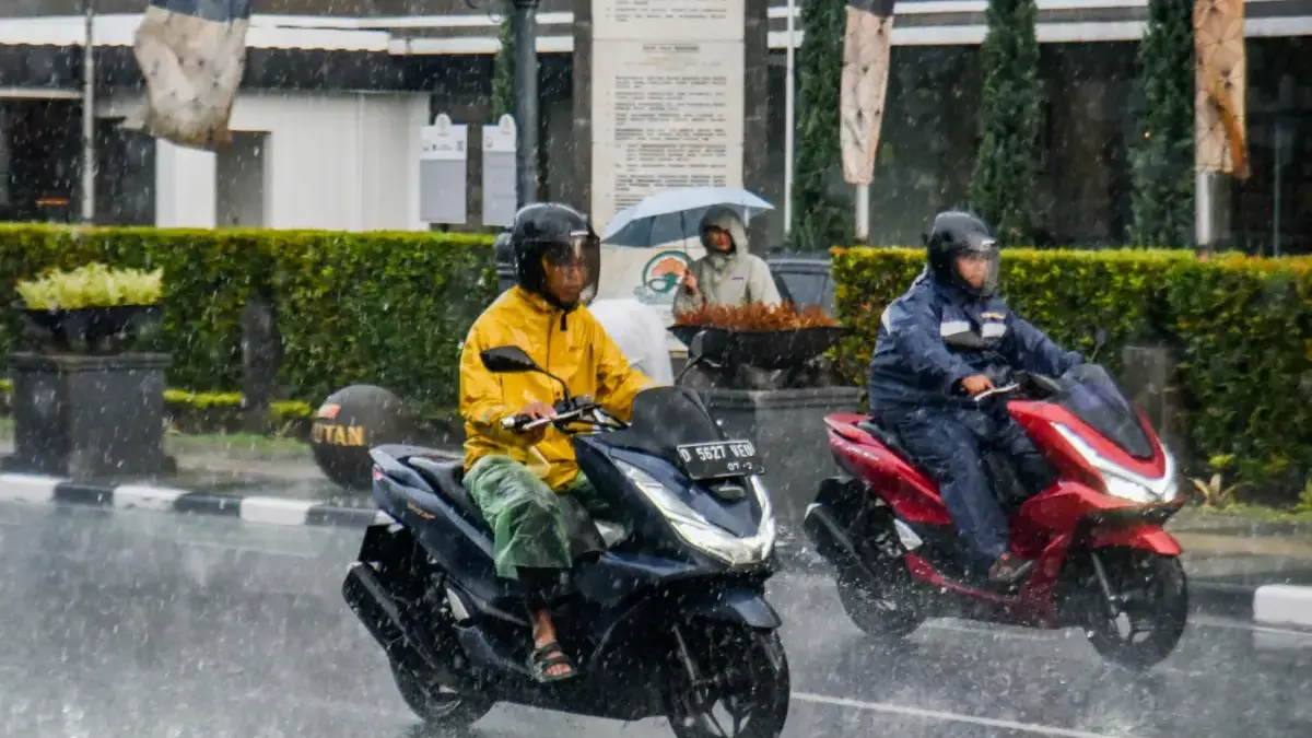 Cuaca Bandung Raya Dinamis, BMKG Imbau Warga Waspadai Hujan Deras dan Angin Kencang Pengendara sepeda motor melintas ditengah cuaca hujan deras di Jalan Asia Afrika, Kota Bandung