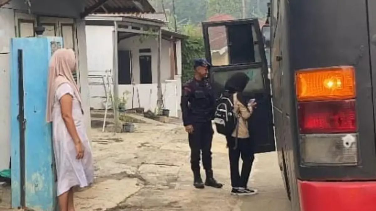 Brimob Polda Jabar Hadirkan “Bus Sekolah Gratis” untuk Pelajar di Tasikmalaya Ist. Antusiasme pelajar saat dijemput Bus Sekolah Gratis yang disediakan oleh Satbrimob Polda Jabar di Kabupat